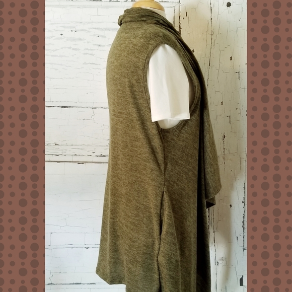 Sleeveless Cardigan - Picture 2 of 3